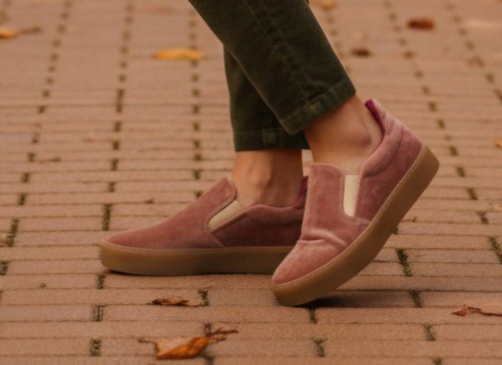 Boden 39 mauve pink velvet slip on sneakers sz 8